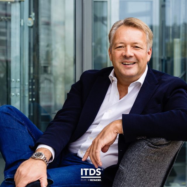 Onze eigen Arjen de Boer zal het stokje gaan overnemen van Edwin van den Elst als CEO van Redmore. Een mooie stap voor Arjen én voor Redmore.

Arjen ging niet over een nacht ijs bij het nemen van zijn beslissing om op meer afstand van ITDS te gaan werken. “Maar, ik ben vooral ontzettend trots om iemand met de staat van dienst als die van Edwin te mogen opvolgen. Samen met jullie hoop ik over een kleine twee maanden te beginnen aan een nieuw hoofdstuk in het succesverhaal van Redmore.”

Voorlopig zal Arjen ITDS blijven aansturen en gaan we onvermoeid verder met het uitbouwen van een succesvol ITDS, al 25 jaar!

#ITDS #REDMORE #CEO