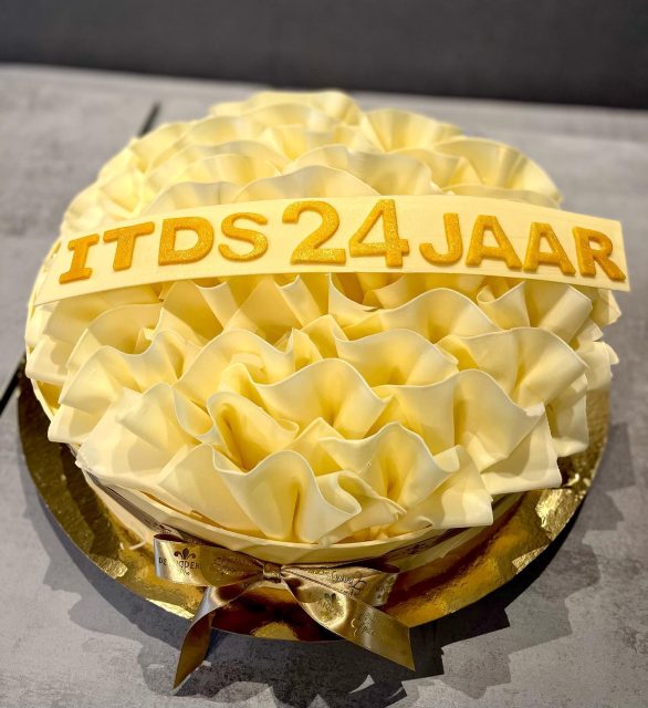 HAPPY BDAY TO US!🥂
ITDS bestaat deze maand alweer 24 jaar! En dat vieren we natuurlijk met elkaar onder het genot van deze heerlijke taart en een glas champagne. We zijn trots dat we al zoveel jaar mogen werken voor vooraanstaande Nederlandse en internationale financiële dienstverleners, maar ook trots op al onze consultants en office medewerkers die met hun inzet en ideeën ITDS steeds verder brengen. Cheers to us!

#ITDS #24jaar #consultancy #champagne #taart
