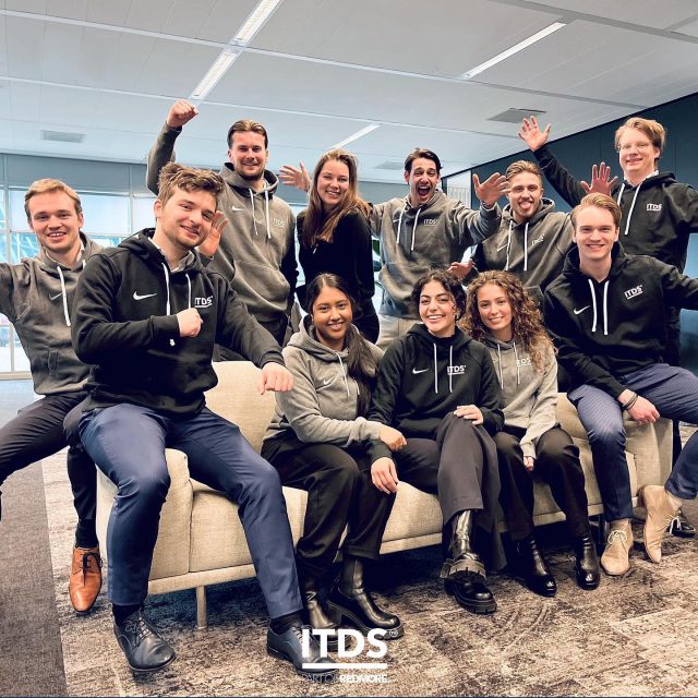 NEW CHAPTER ✨

Deze kanjers hebben vandaag hun eindpresentatie gegeven en daarmee het Business Consultancy Traineeship succesvol afgerond. Een leuke, leerzame en uitdagende periode. En de effort die ze erin hebben gestoken moet natuurlijk worden beloond! Daarom verrasten we ze vandaag met ieder hun eigen ITDS hoodie. Zien ze er niet fantastisch uit? Wij pinken even een traantje weg. 🥲

Hoe nu verder? Ze gaan aan de slag op hun eerst echte opdracht, blijven trainingen volgen en worden daarbij continu begeleid door onze Talent Managers. Door de combinatie van werken op opdracht, coaching en trainingen blijven ze zich continu ontwikkelen als consultant bij ITDS. Succes met jullie vervolgstappen! 

#traineeship #consultancy #ITDS