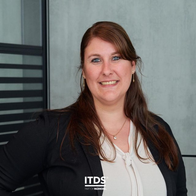 ITDS’er aan het woord!
Maak kennis met Evelien Tichelaar, Manager en Career Counselor bij ITDS. Deze duale rol is haar op het lijf geschreven. Als Implementatie Consultant adviseert ze verzekeraars over complexe vraagstukken en in haar rol als Career Counselor coacht ze jonge consultants: 

“Naast mijn werkzaamheden bij de klant, heb ik binnen ITDS de rol van Career Counselor. Dit betekent dat ik consultants coach in hun ontwikkeling. Ik heb het altijd heel leuk gevonden om anderen te helpen met hun werkzaamheden en groei. Dat zit echt in mijn natuur. Ik heb binnen ITDS in vrij korte tijd veel stappen kunnen zetten en hoop dat mijn collega’s – met mijn hulp – dit ook kunnen bereiken.” 

Ben je nieuwsgierig naar het hele interview met Evelien? Lees het via de link in bio. 

#manager #careercounselor #consultancy #implementatie #ITDS