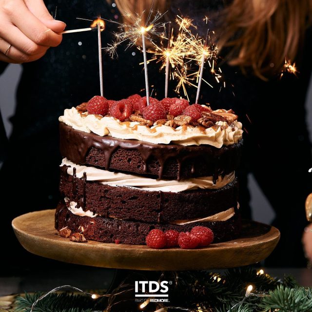 𝗪𝗶𝗷 𝘄𝗲𝗻𝘀𝗲𝗻 𝗶𝗲𝗱𝗲𝗿𝗲𝗲𝗻 𝗵𝗲𝗹𝗲 𝗳𝗶𝗷𝗻𝗲 𝗳𝗲𝗲𝘀𝘁𝗱𝗮𝗴𝗲𝗻!🎄
Geniet van al het lekkere eten, leuke cadeaus en gezelligheid. Maar geniet vooral met elkaar en iedereen die je lief is. Wij proosten op een gelukkig en gezond 2023!🥂

#kerst #familie #2023 #feestdagen #ITDS